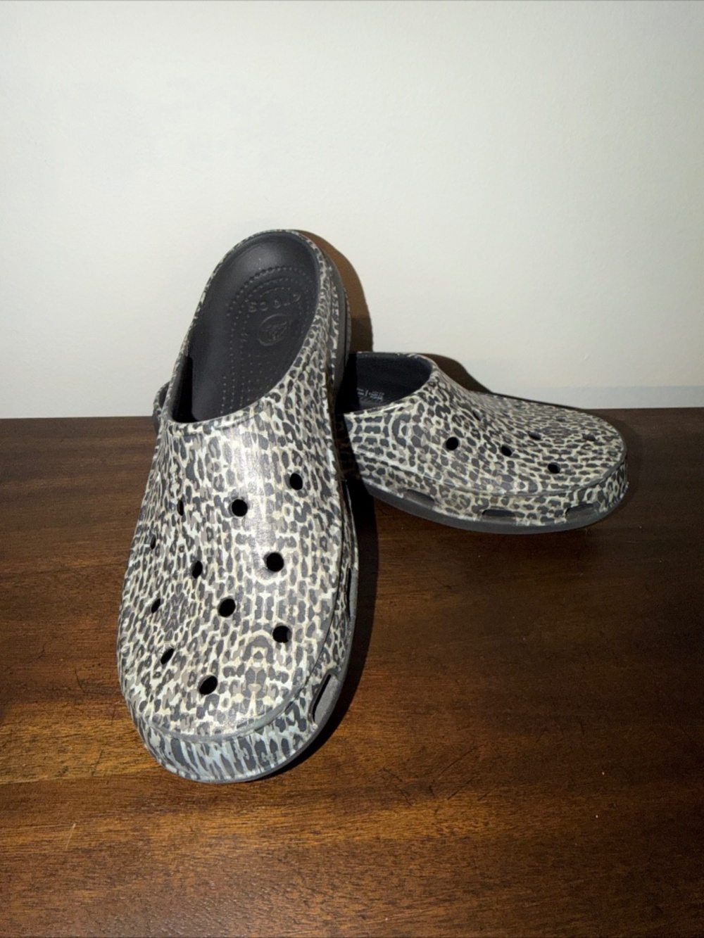 Crocs Free Sail Animal Print Clogs Women’s Size 9 EUC Slip On Comfort Shoe